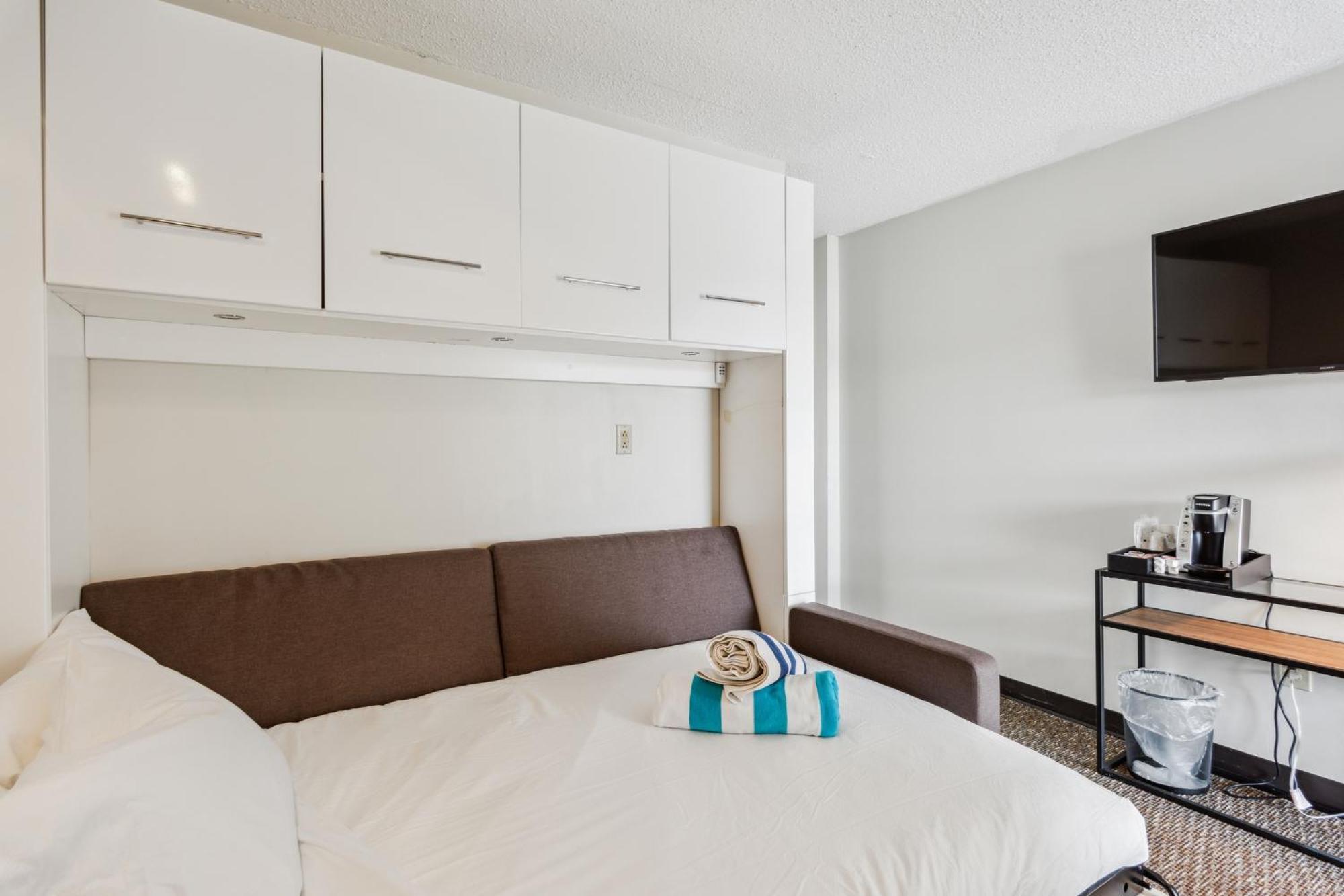Cape Suites Room 8 - Free Parking! Hotel Room 레오보스 비치 외부 사진