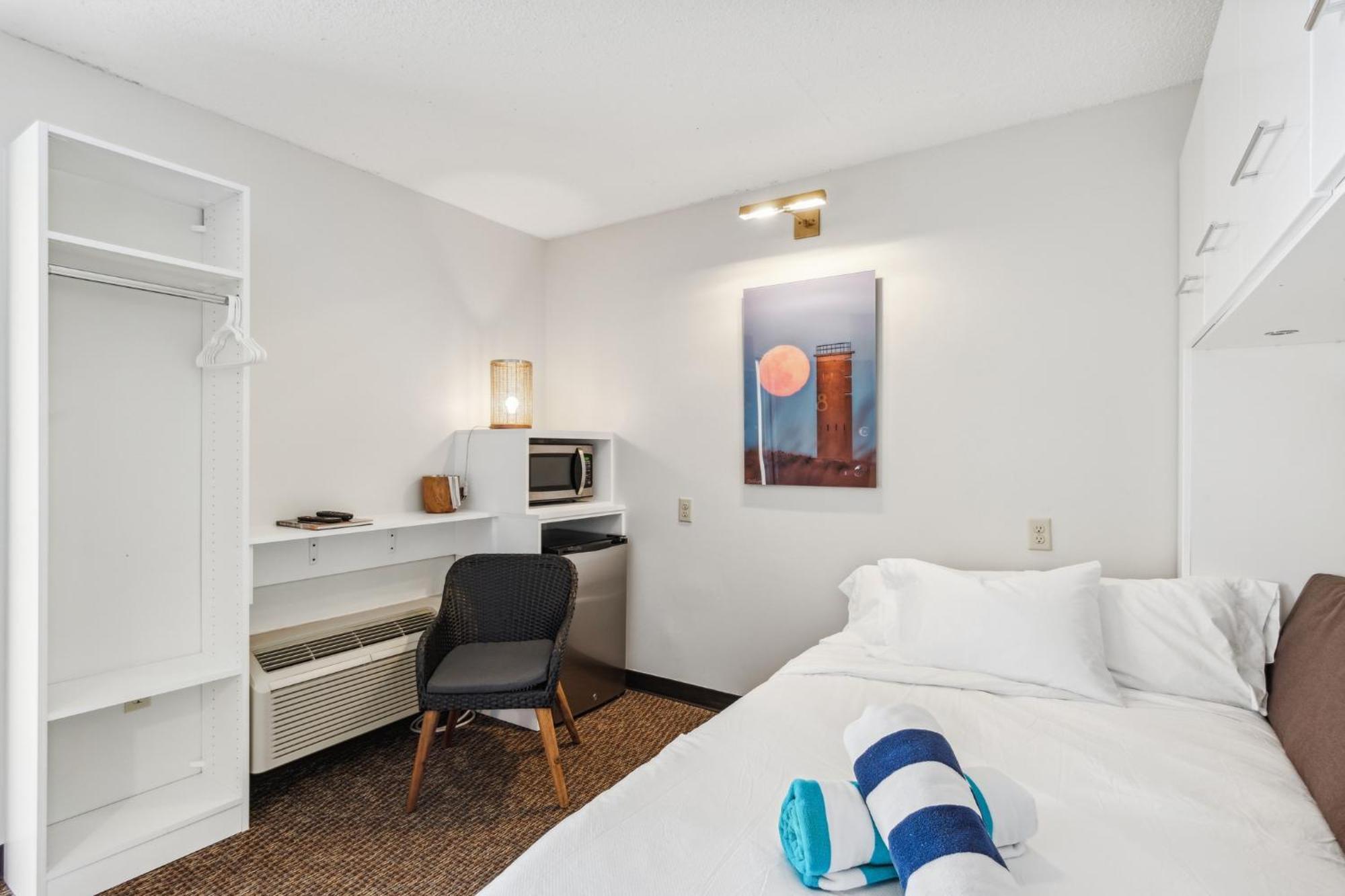 Cape Suites Room 8 - Free Parking! Hotel Room 레오보스 비치 외부 사진
